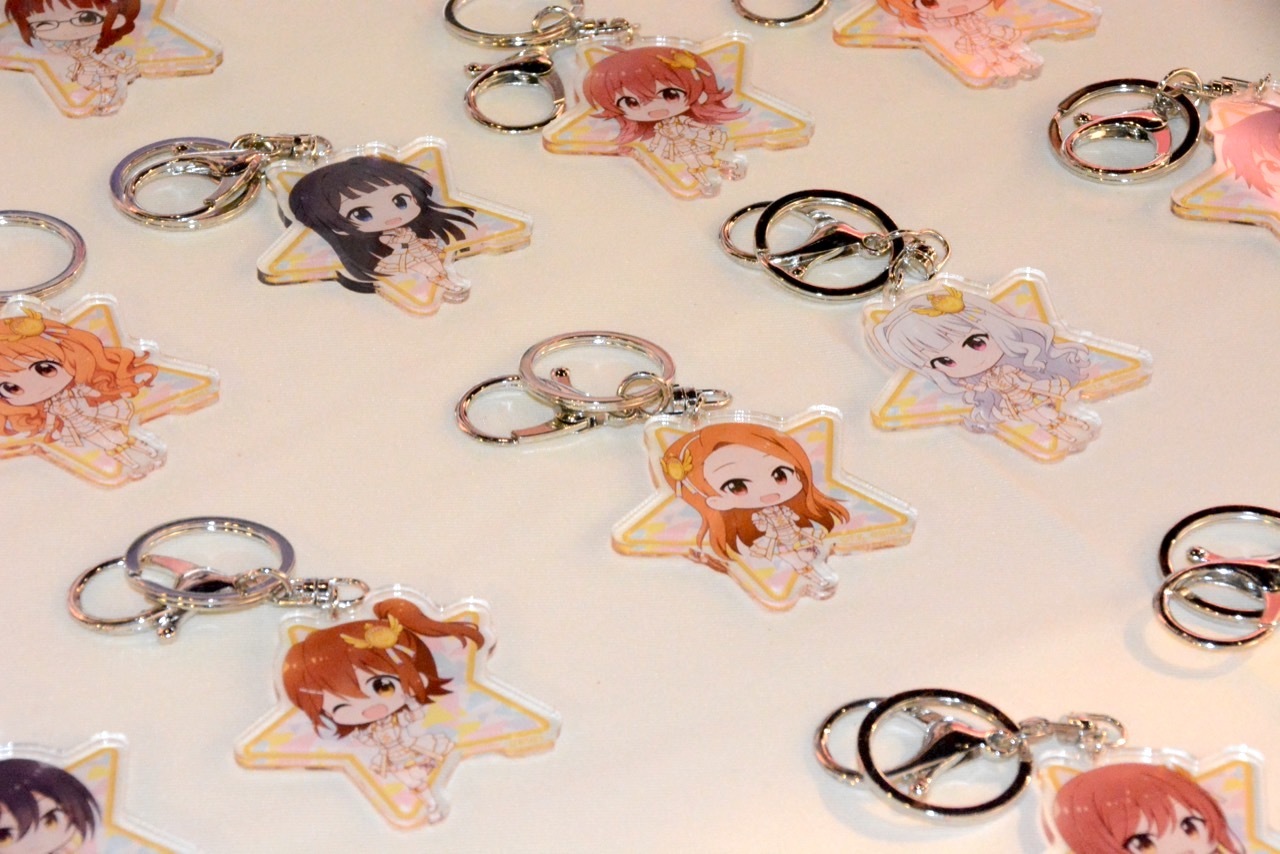 盲抽盒以遊戲中登場的 32 位偶像 Q 版畫像製成壓克力鑰匙圈,讓各位製作人可以自行抽選偶像組成心目中的夢幻團體 image