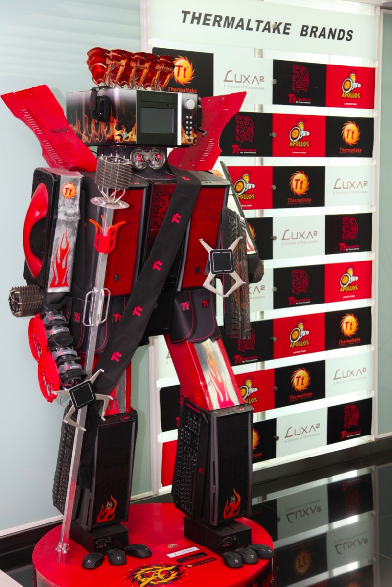 『曜越太陽戰士(Tt APOLLOS Warrior)』機器人,象徵曜越豐沛的激情活力