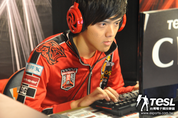 「呂布」Hermes(黃遠康)延續上一場熱到發燙的手感,幫助曜越太陽神上半場以4:2取得領先