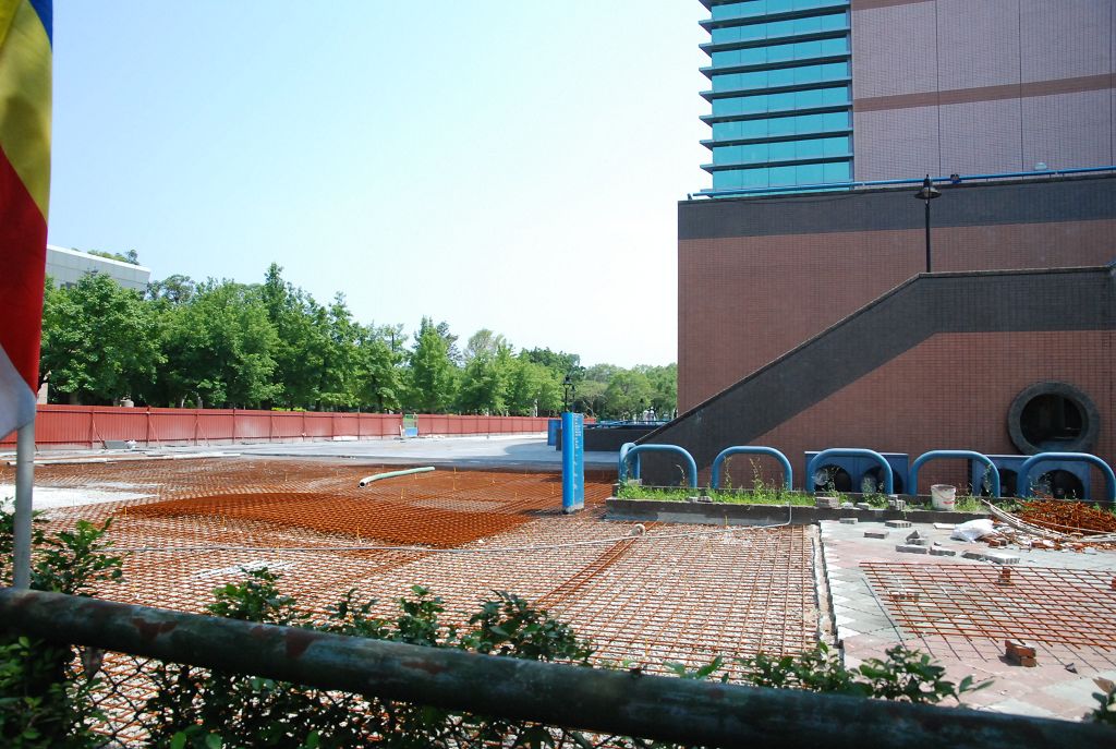 原本場外的主要活動場地整修中