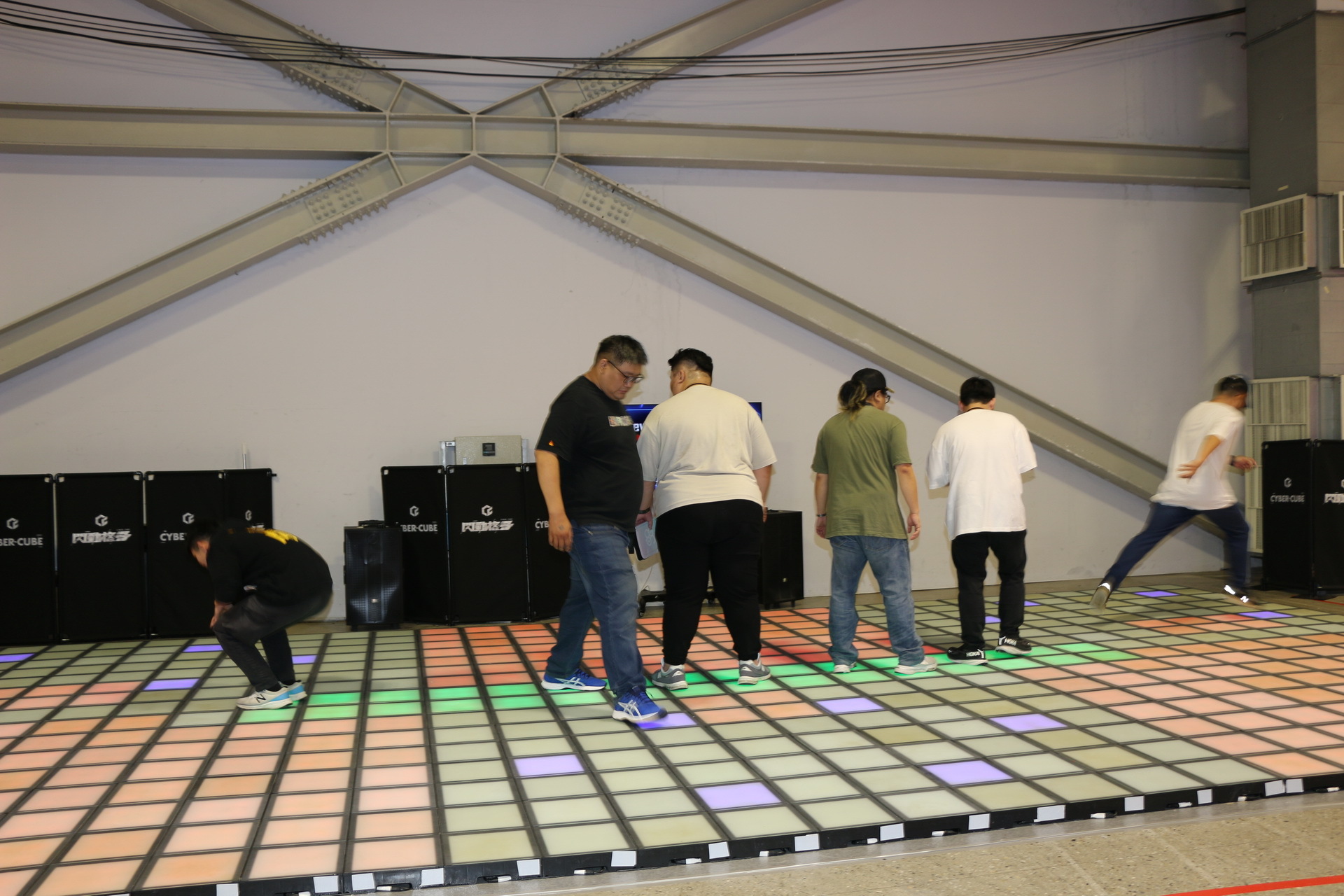 今年閃動格子擴大規模展出,可 10 人一起玩 image