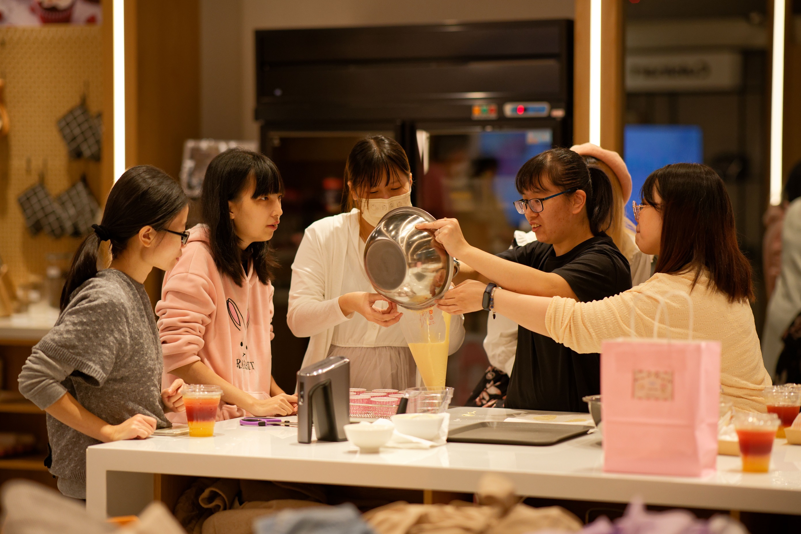 搭配師們認真裝飾獨一無二的杯子蛋糕 image