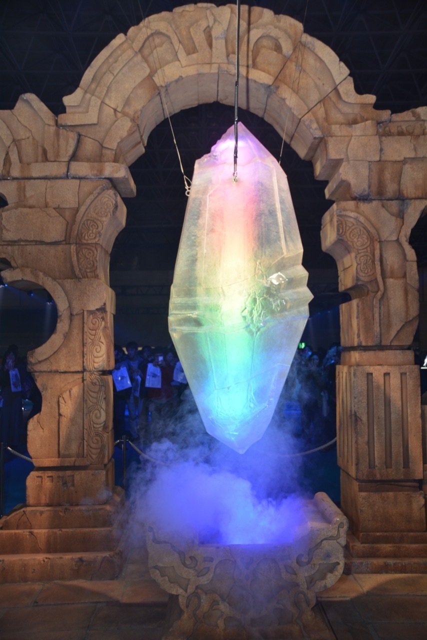 在轉蛋時最熟悉的風景 —— 水晶與拱門也高度重現,水晶顏色還會變化 image