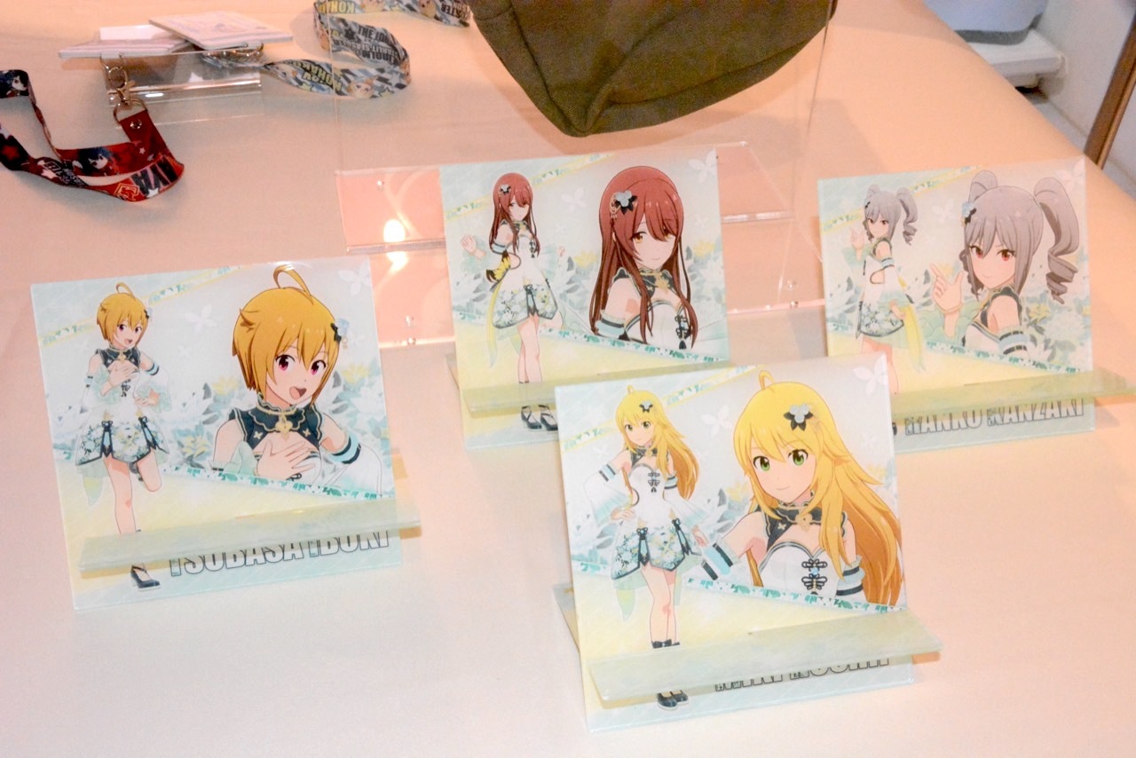 壓克力手機座以遊戲中文版首批限定服裝「祕密花園」搭配四位人氣偶像(大崎甜花 / 神崎蘭子 / 伊吹翼 / 星井美希)進行設計 image