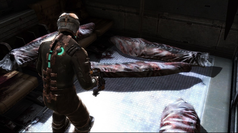 月台擺滿了屍袋,這種景況看了真是不寒而慄