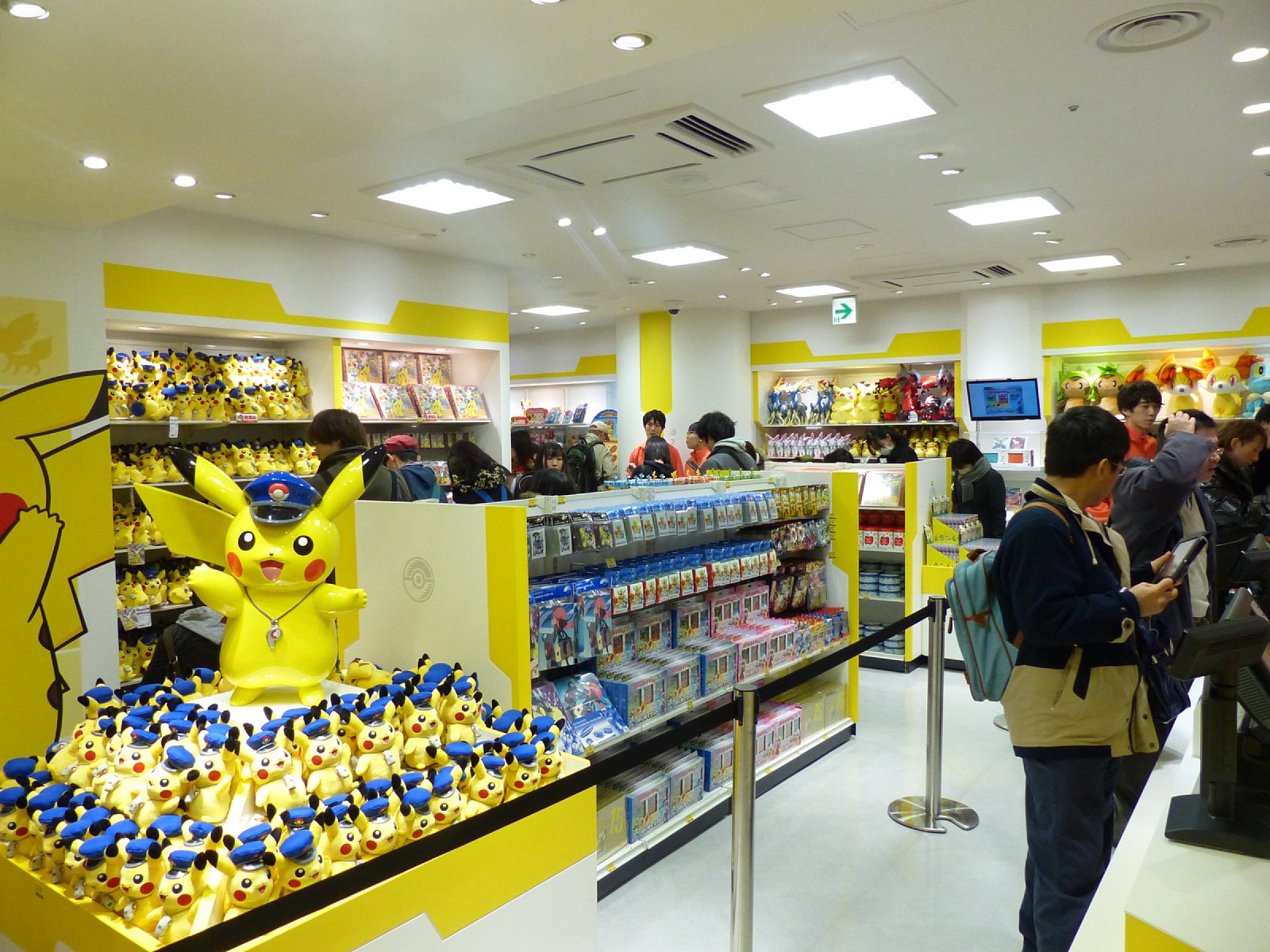 Покемон магазин. Магазин Пикачу. Магазин покемонов. Пикачу игрушка в магазине. Магазин игрушек покемоны Токио.