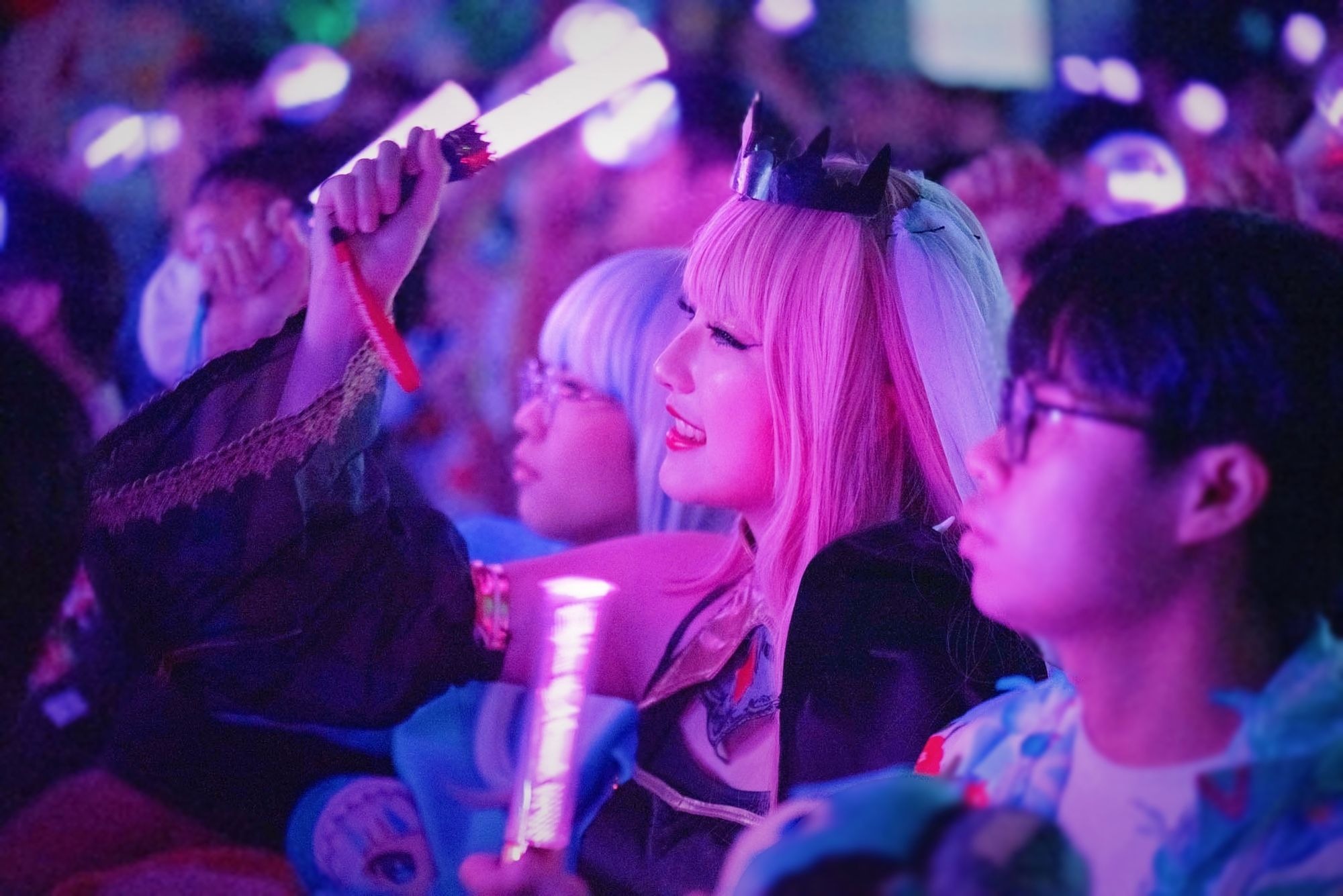 粉絲身著花襯衫等特殊裝扮服飾,與 VTuber 們熱烈互動/圖:CAPSULE 提供 image