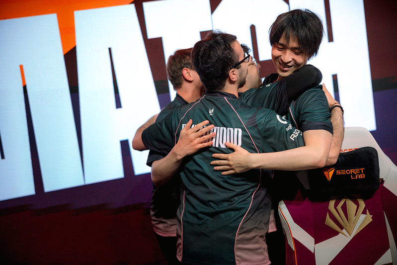 G2(左)以直落三擊敗 GEN(照片來源:Riot Games) image