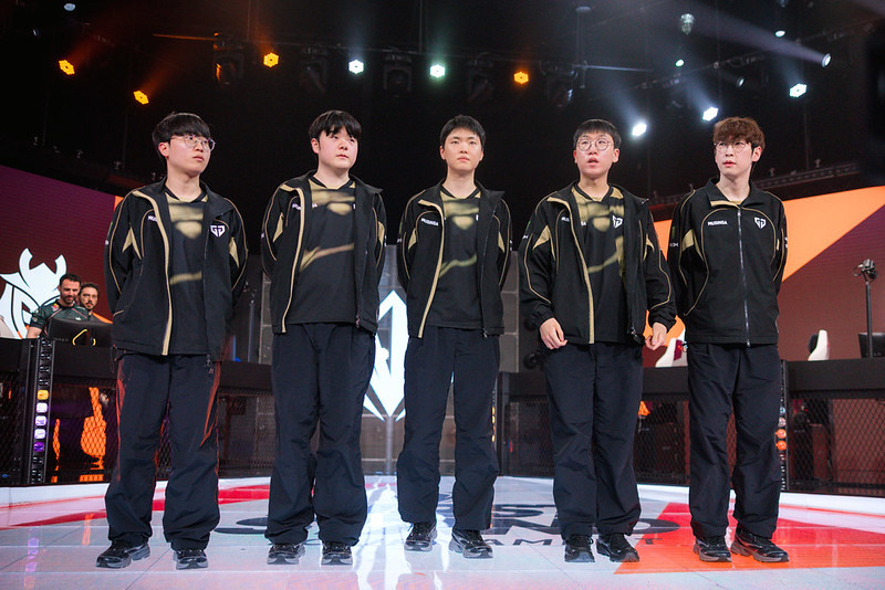 G2(左)以直落三擊敗 GEN(照片來源:Riot Games) image