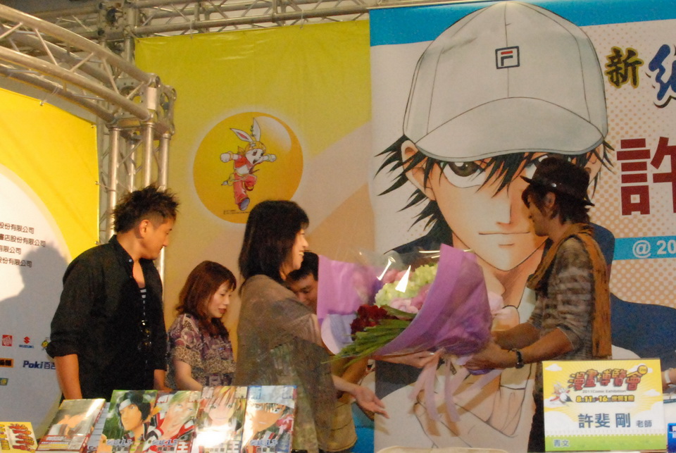 三位聲優登場為老師獻花