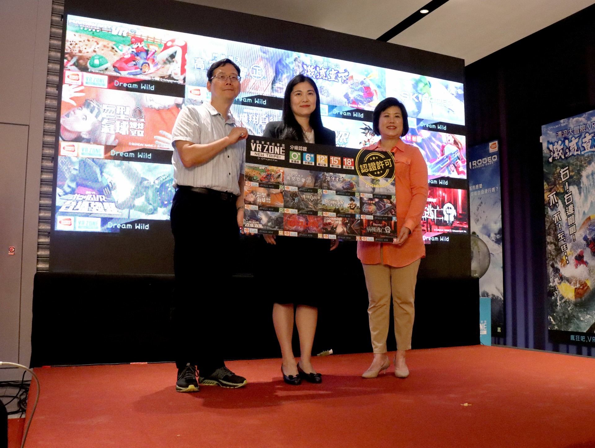 VR ZONE NEW TAIPEI 的啟動儀式,由宏匯廣場總經理陳玉寶、HTC 總經理陳柏瑜及萬代南夢宮遊藝長田總監共同執行 image