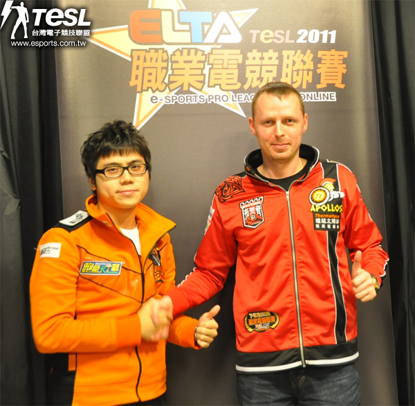 「歐洲神帝」烏克蘭星海職業好手White-Ra(右)在表演賽三戰台灣職業電競聯盟選手,只敗給了橘子熊Croly(林苡宗,左)