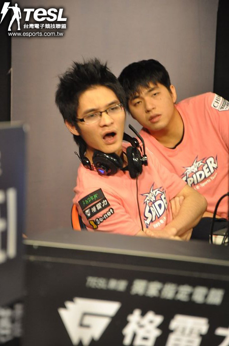 「神帝」Nifi(劉益廷)看到對手的壯盛軍容,露出了驚訝的表情