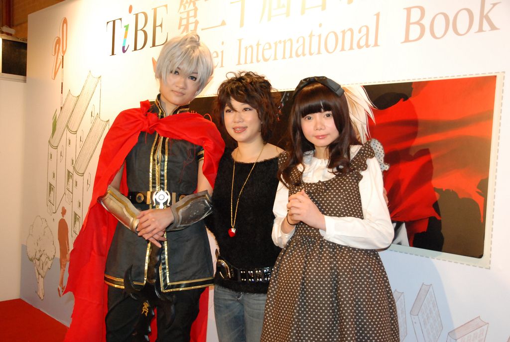 御我(中)與小強(右)還有扮演成作品主角的 COSER 合影