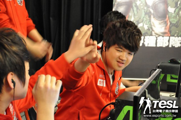 Ziv(呂倉緣)一開場就卯足全力,試圖將比賽打進驟死賽以獲得逆轉勝的機會