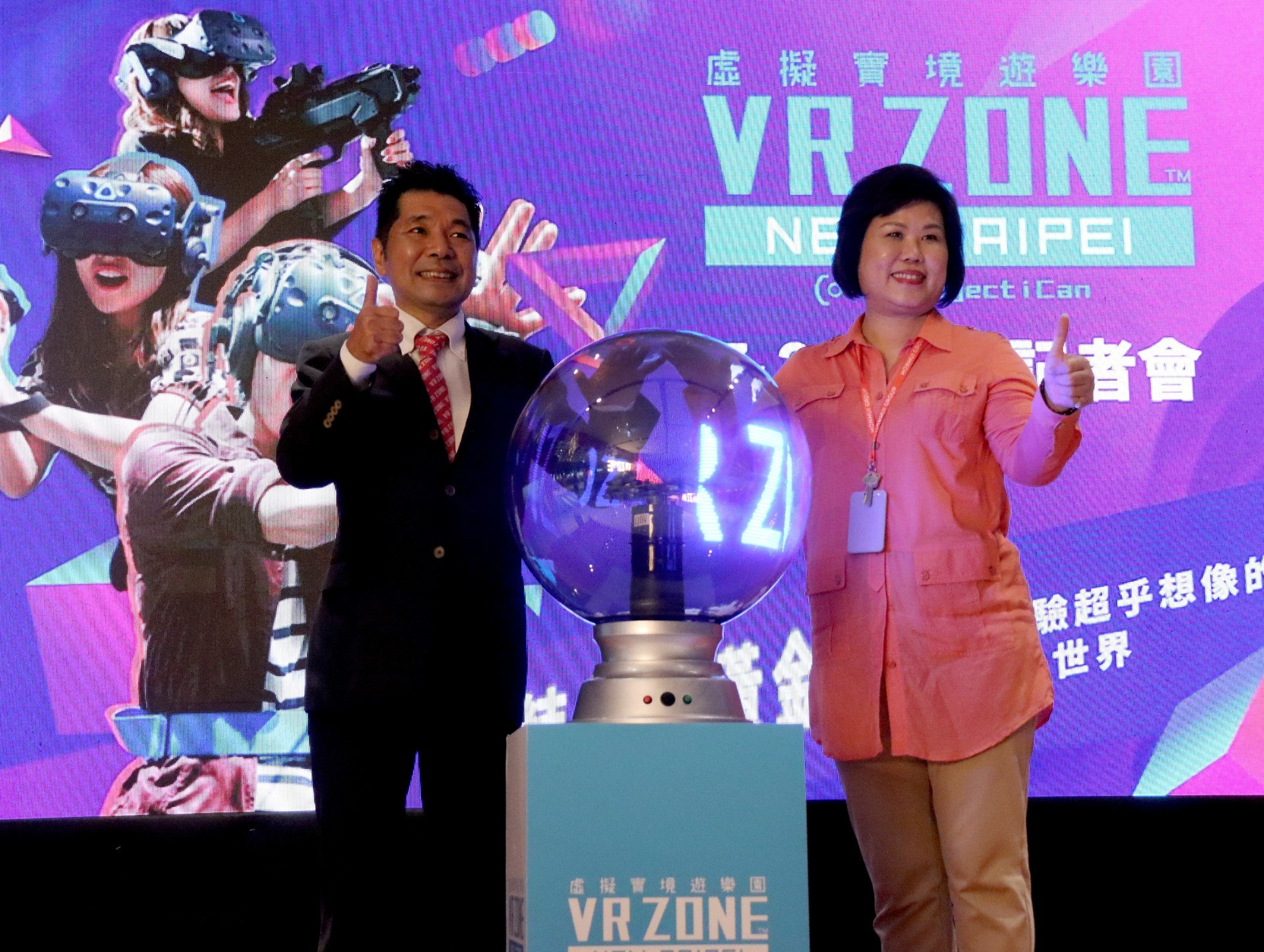 VR ZONE NEW TAIPEI 的啟動儀式,由宏匯廣場總經理陳玉寶、HTC 總經理陳柏瑜及萬代南夢宮遊藝長田總監共同執行 image