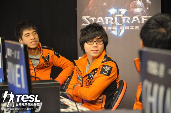 「蟲王」Sen(楊家正)把握機會,與隊友Croly(林苡宗)和Slam(劉彥呈)一起討論戰術