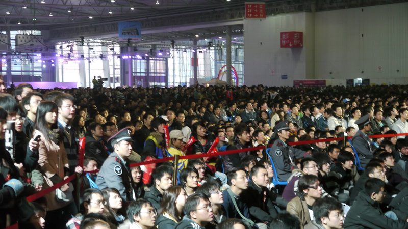 台下擠滿觀戰民眾