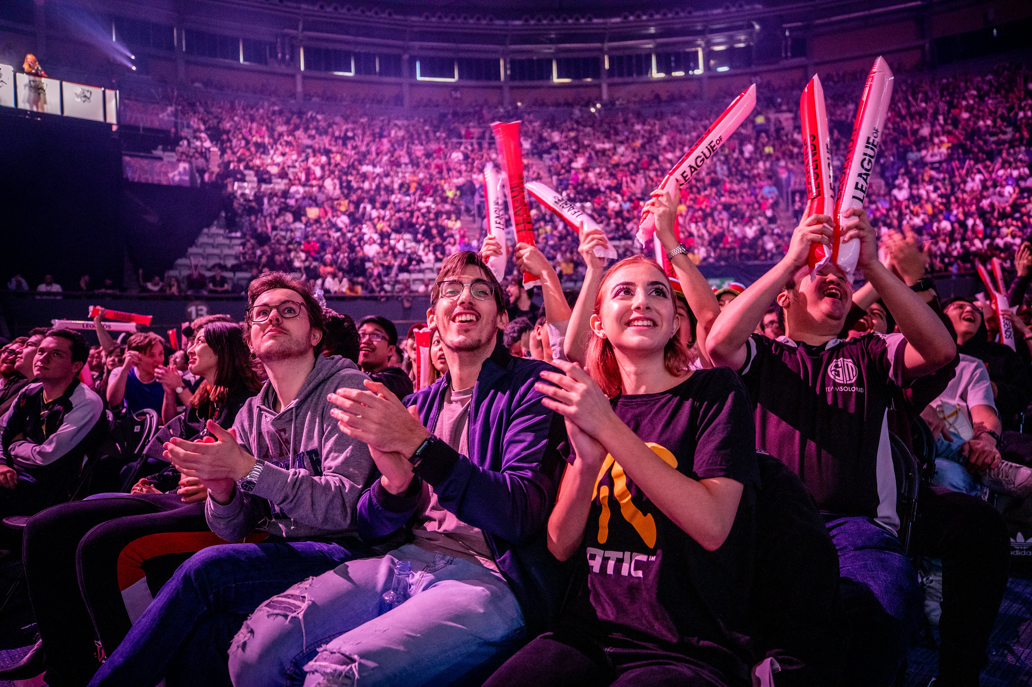 Worlds 2019. Болельщики Интернешнл. Киберспорт. Болельщики киберспорт. Киберспорт зрители.