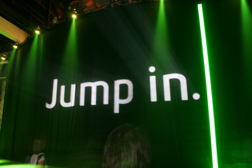 斗大的「jump in.」字樣