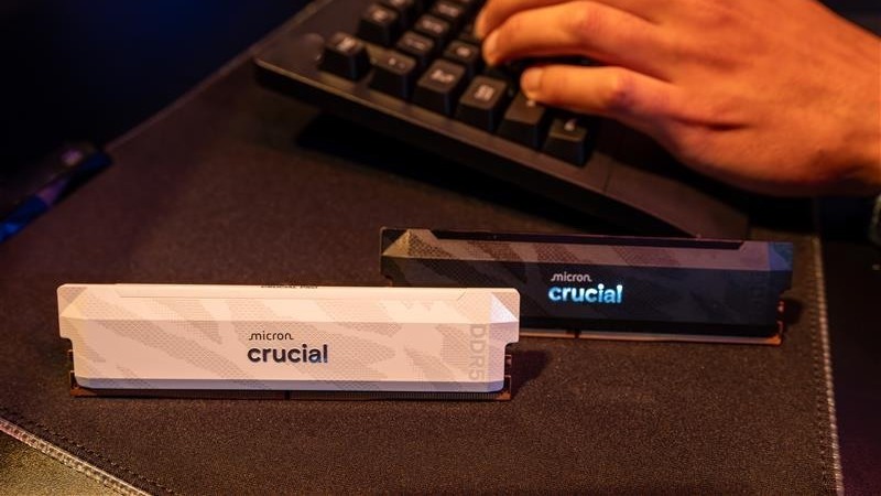 Crucial 推出电竞记忆体 DDR5 Pro OC 超频版 6400 CL32　提供哑光黑和雪狐白两种配色