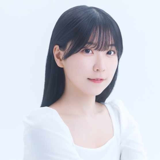 瀨名 紫陽花(CV:安齋由香里) 團體中的治癒系角色。散發著溫暖光環的大天使。開朗且溫柔,跟誰都能毫無隔閡地交往。能夠自然地調解成員間的關係。因為家裡有兩個小弟弟,她在家裡也努力扮演著姐姐的角色。 image