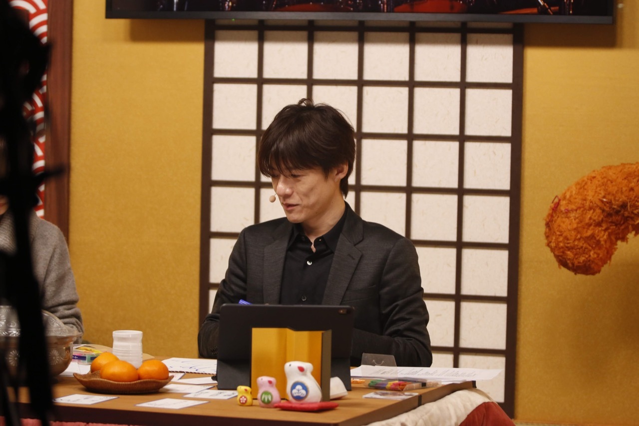 可享受與中央舞台不同氛圍的衛星工作室。能夠近距離觀看演出者坐在暖桌中悠閒地宣布情報的樣子 image