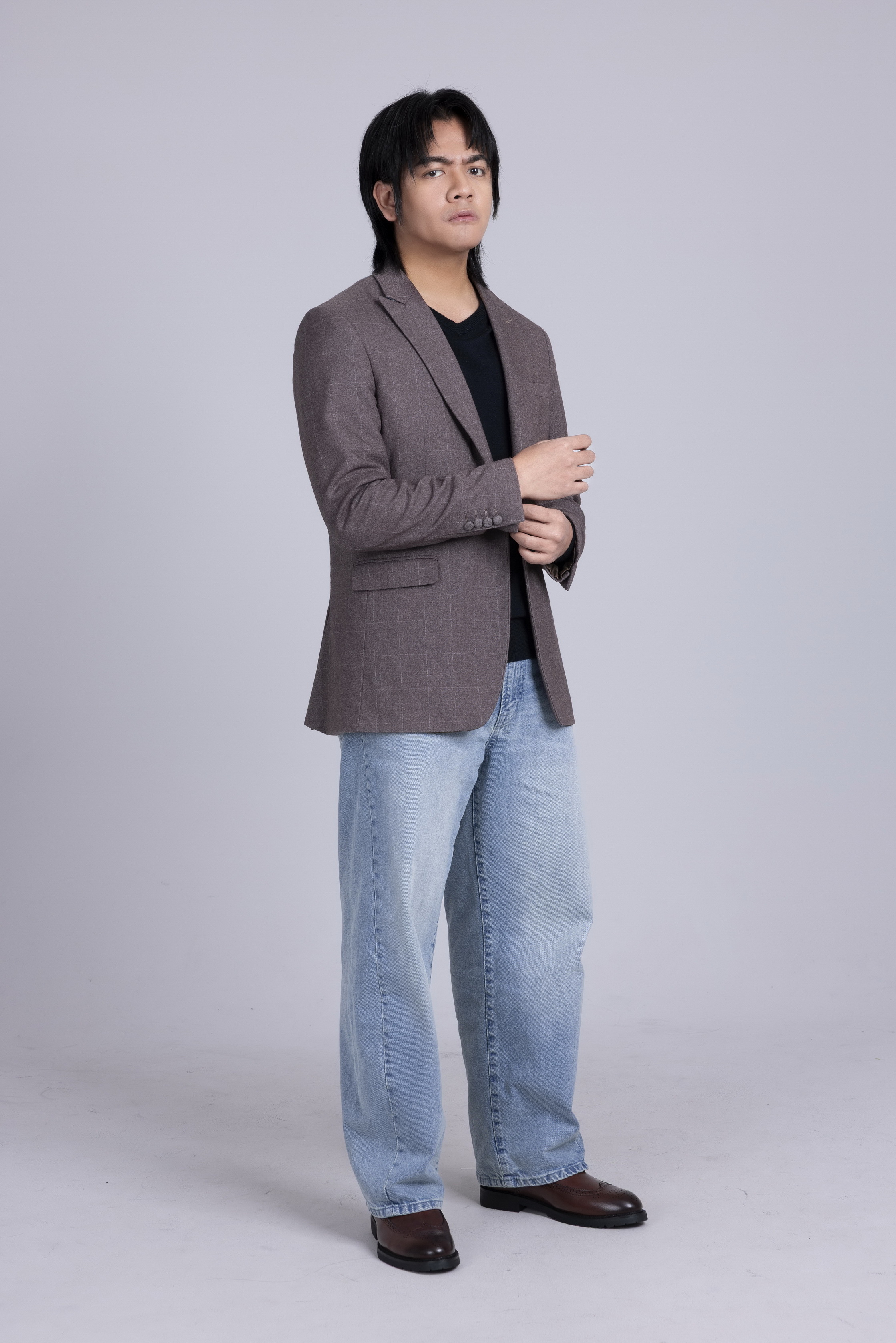 公開台灣宣傳大使定裝照,右下是由喬瑟夫詮釋的峰義孝,似乎是在使出那個經典的招式…? image