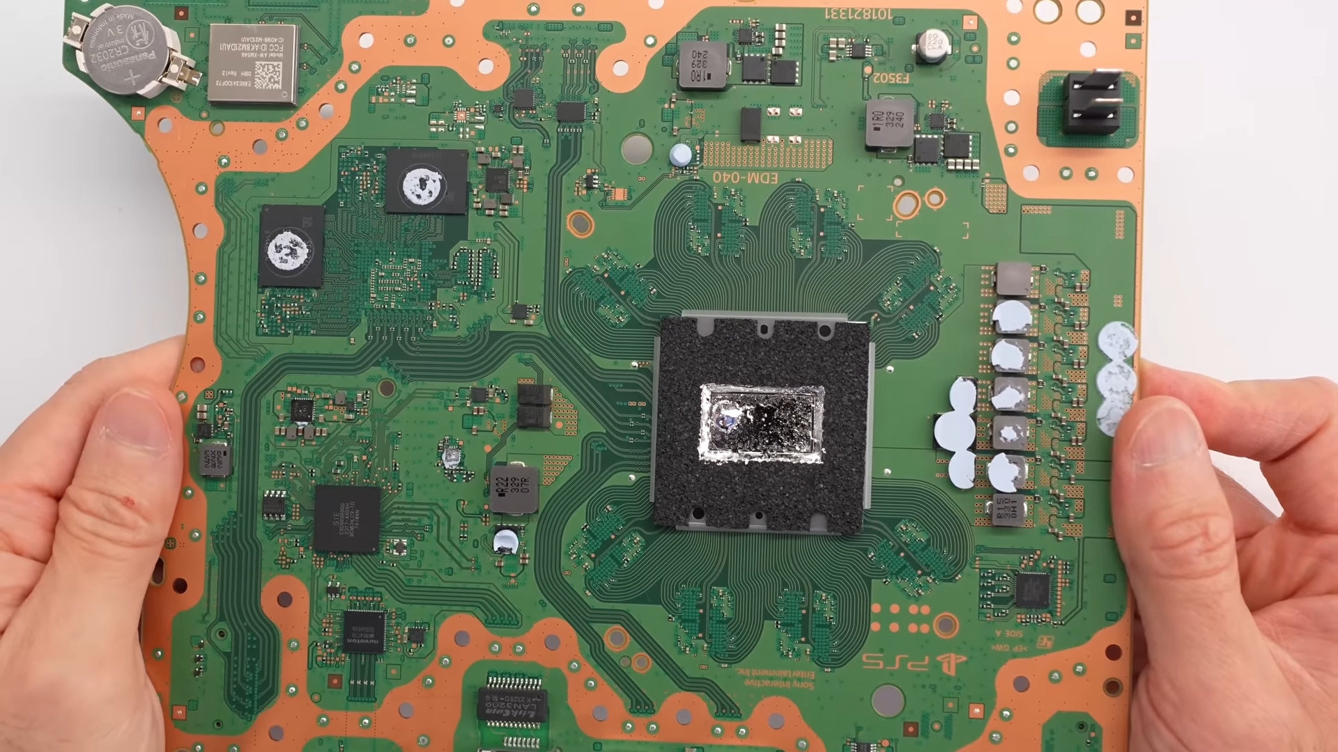 新款式 PS5 主機(右)同樣採用雙面散熱器與液態金屬熱介面材料(取自 Dave2D) image