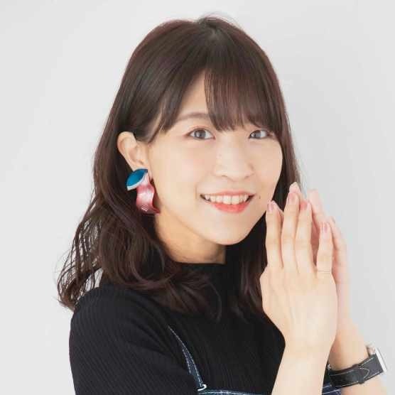 王塚 真唯(CV:大西沙織) 團體的領袖,也是學校的超級巨星。擁有完美的外貌,文武雙全,性格也無可挑剔,堪稱無懈可擊的女性。 因為她完美無缺的舉止,獲得了「Miss.Perfect」「Super Daring」的綽號。她是那種想對喜歡的人撒嬌,也想被撒嬌的類型,意外地有笨拙的一面。 image