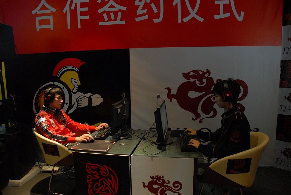 曜越太陽神之台灣“人皇”【SoftBall】(左)與天祿Infi進行星海爭霸表演賽