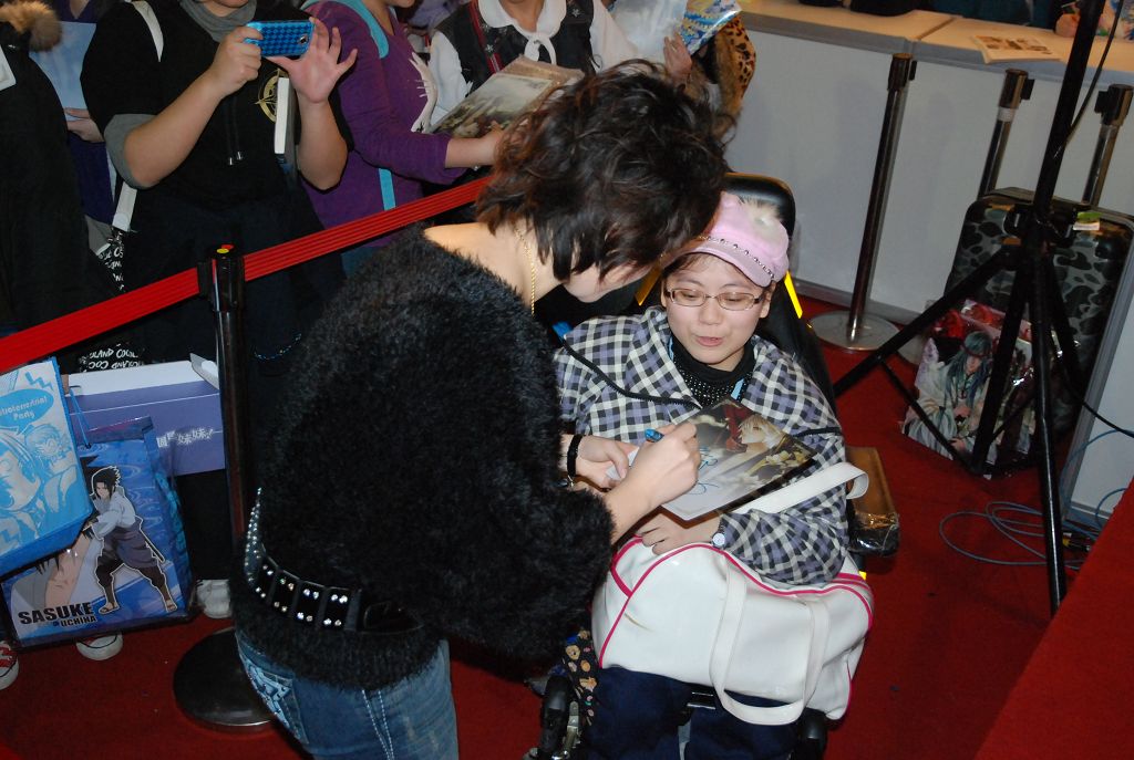 有行動不便的讀者遠道而來,因此兩人也特別下台為她簽名