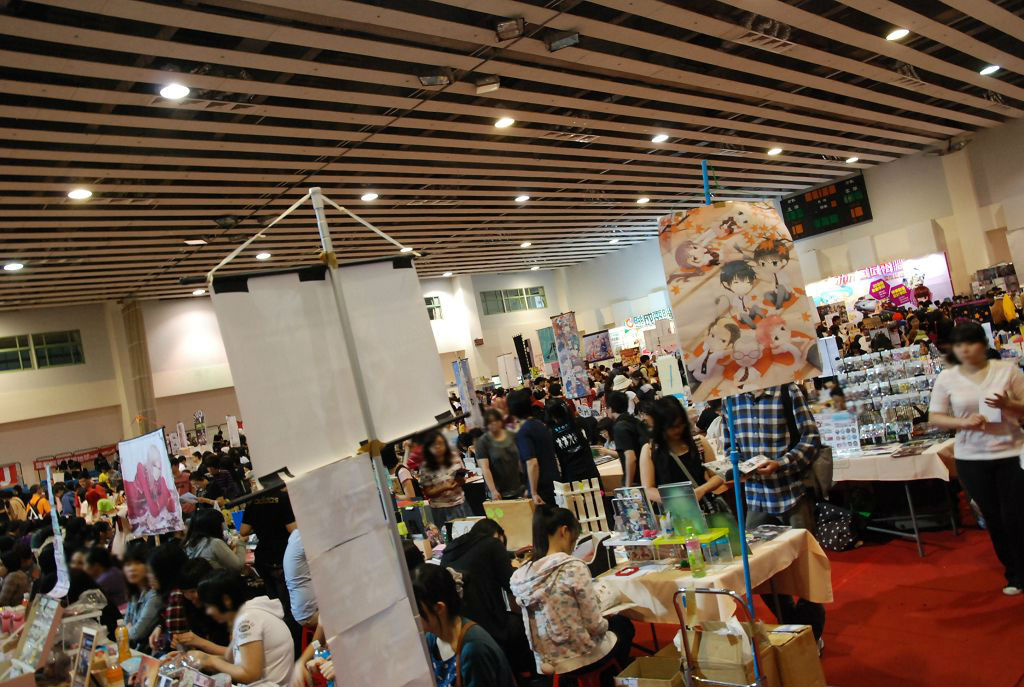 相較過去幾場活動,會場內的人潮並沒有那麼多