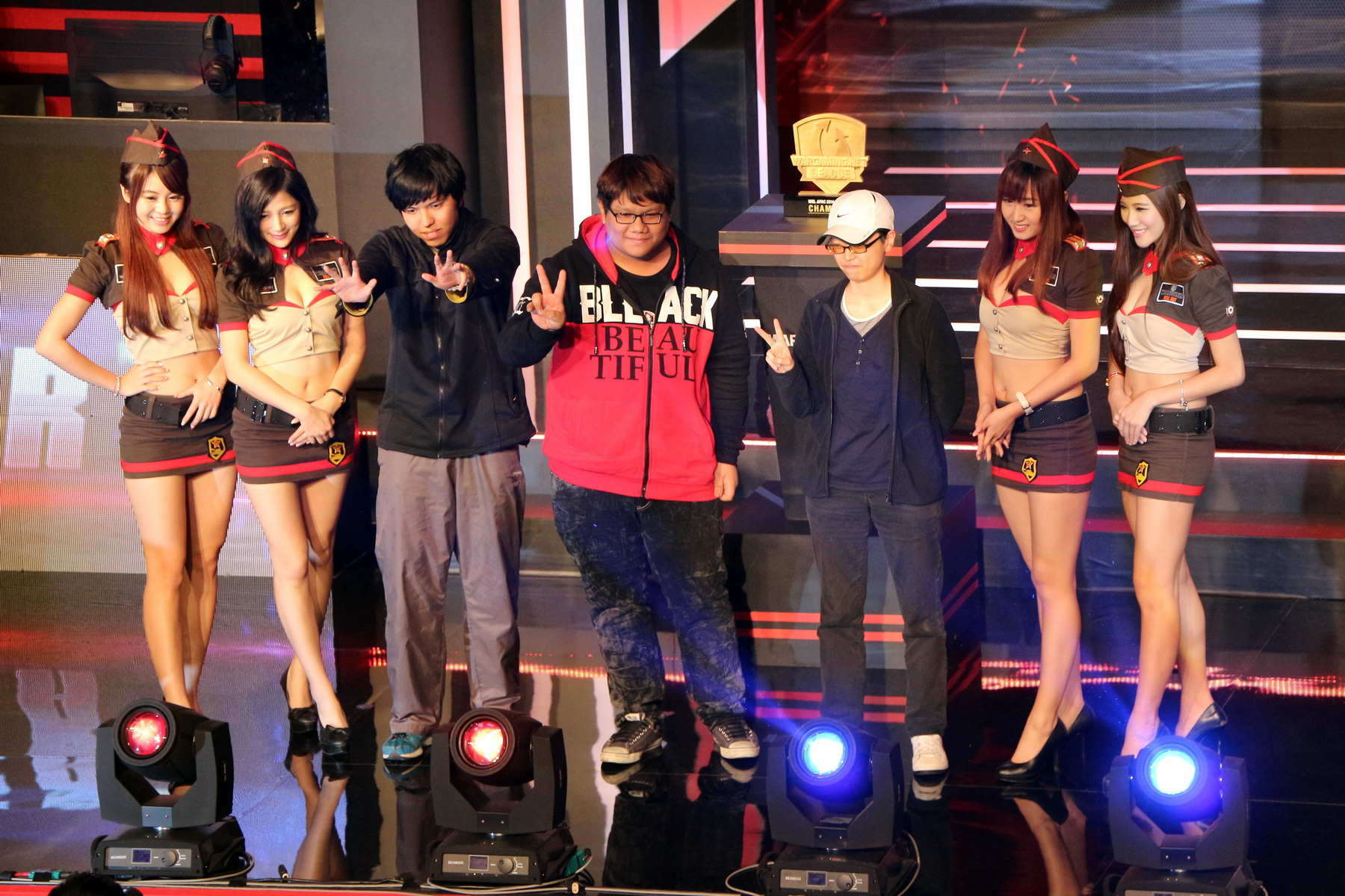 上圖為獲勝紅隊玩家，下圖為藍隊玩家