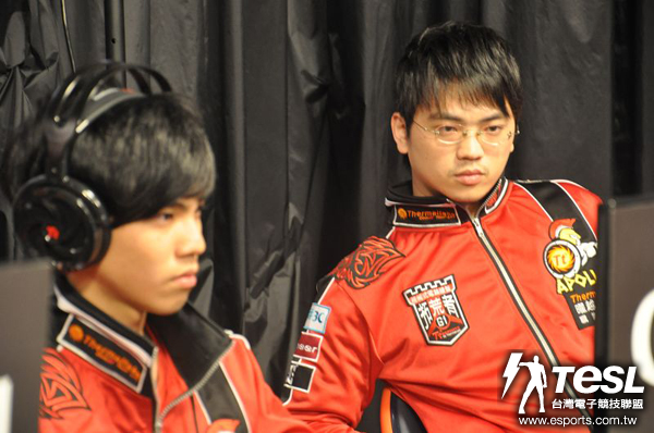 曜越小將AK(李哲緯)拿下關鍵一勝,一旁隊友Apro(楊爵鴻)全神關注戰況