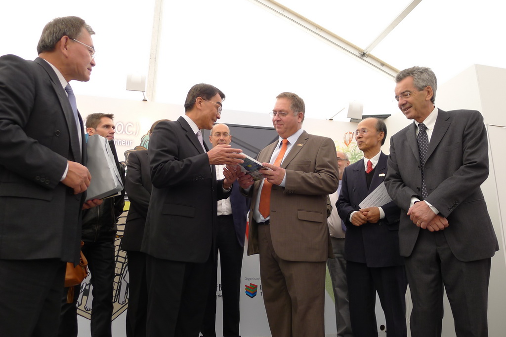 許副局長贈送台灣原創幸福好樣漫畫專刊給香貝里漫畫節主席利波爾。