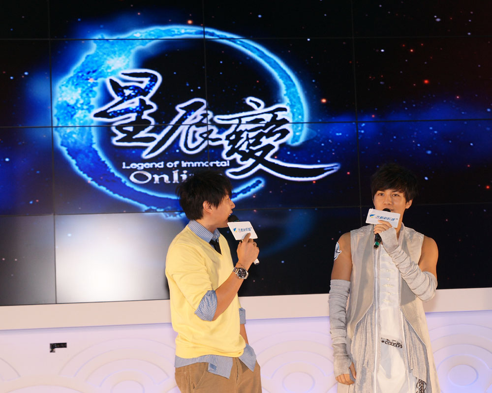 星辰變代言人吳克羣(右)現身台北國際電玩展