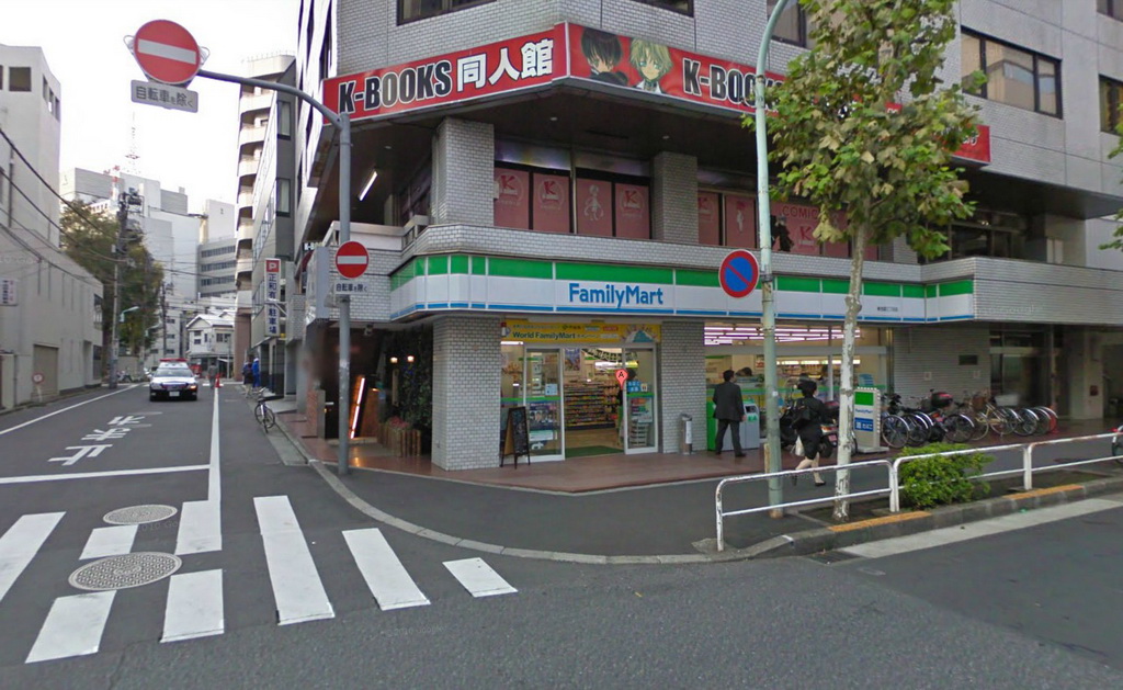 google map 上的街道地圖也看得到,就位於全家便利商店旁