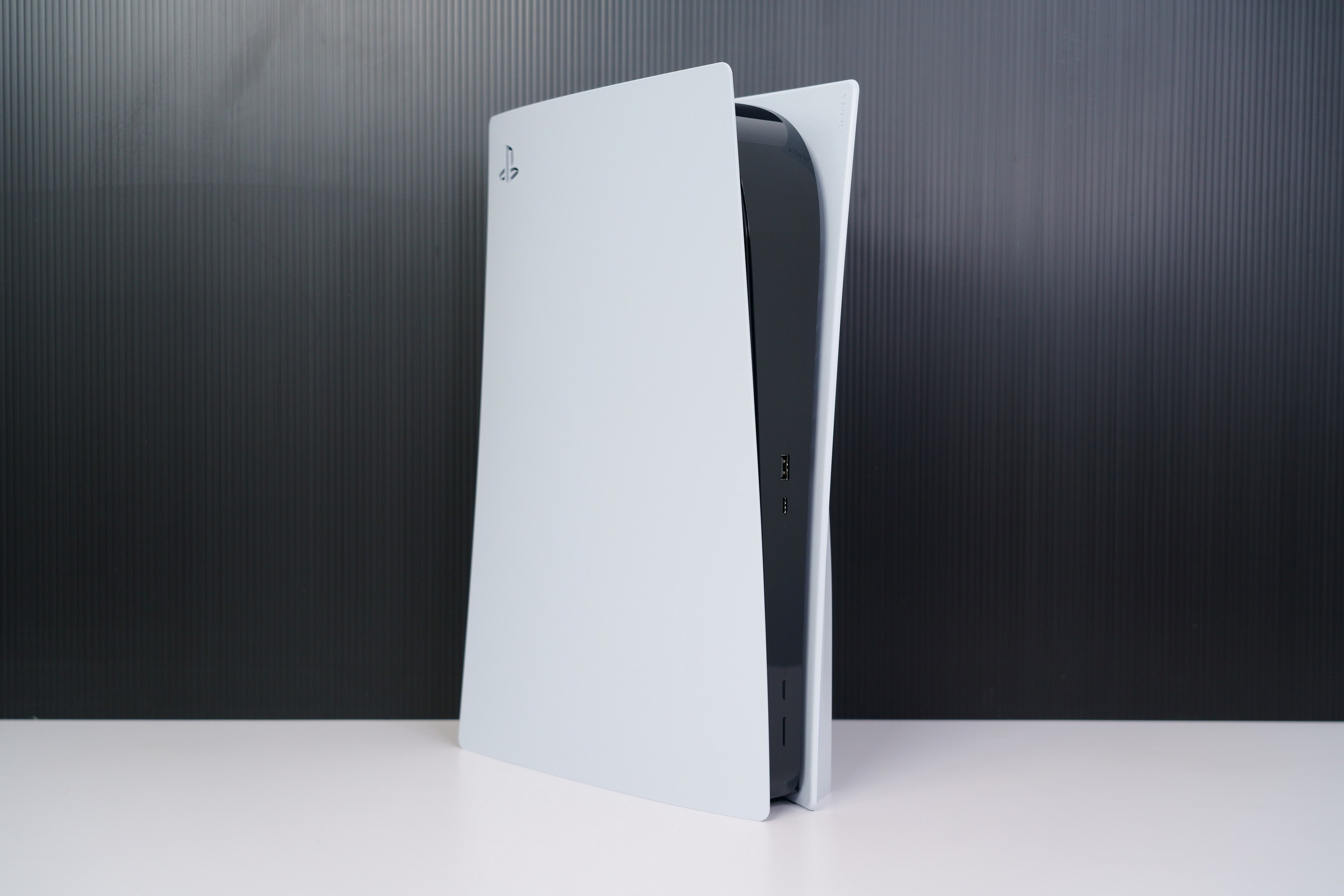 PS5 主機本體現身!這次是 PlayStation 家族主機首度採用白色為標準色,以兩片如同立領的面板包圍住中間黑色的本體。尺寸來到破紀錄的 390mm 寬 x 104mm 高 x 260mm 深,重量則是歷來次高的 4.5 公斤 image