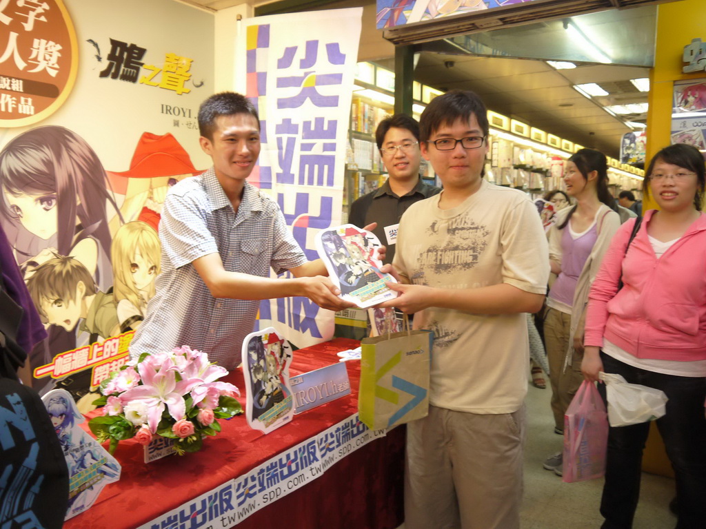 鴉之聲作者 IROYI.h(左)與讀者合照