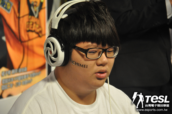 樂陞鋼鐵人Tank(程友志)抓住橘子熊護送任務包的時機點,也以一打三解除危機