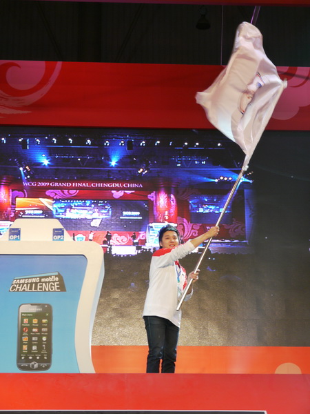 確定贏得金牌後劉祐辰在台上興奮揮舞我奧運旗幟