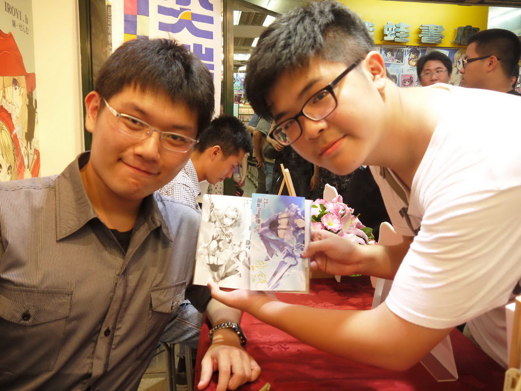 龍騎兵的防禦工事作者非瓴(左)與讀者合照