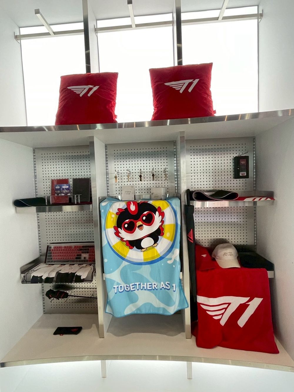 《英雄聯盟》T1 BASE CAMP 釜山現場開箱 展出 DOFGK 豐富周邊、奪冠立牌及人生四格拍貼機《League of Legends ...