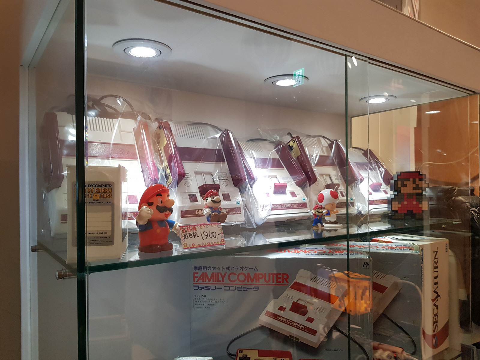 現場提供翻新任天堂紅白機與各種遊戲卡匣販售 image