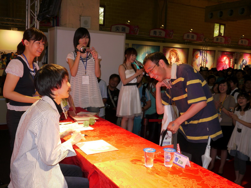 日本書迷專為細音啟首次簽名會來台灣參加