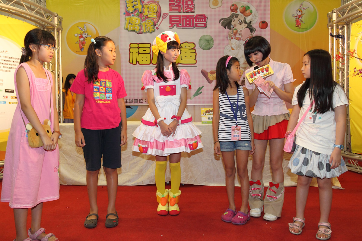 邀請年齡相近的小女生一起玩「蘿蔔蹲」