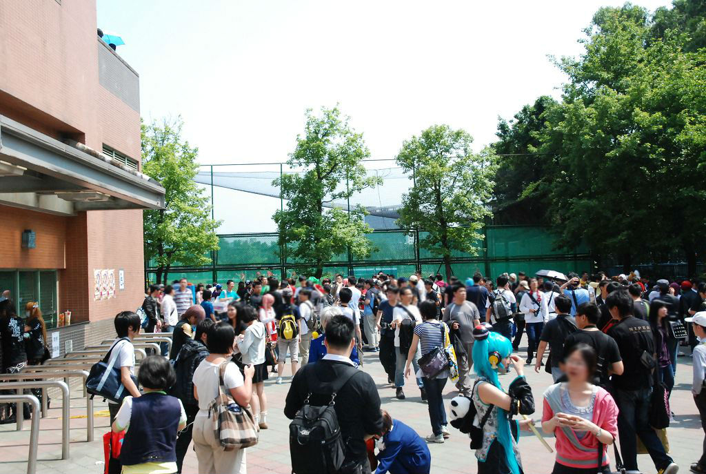 轉到另一面的人潮依舊非常多