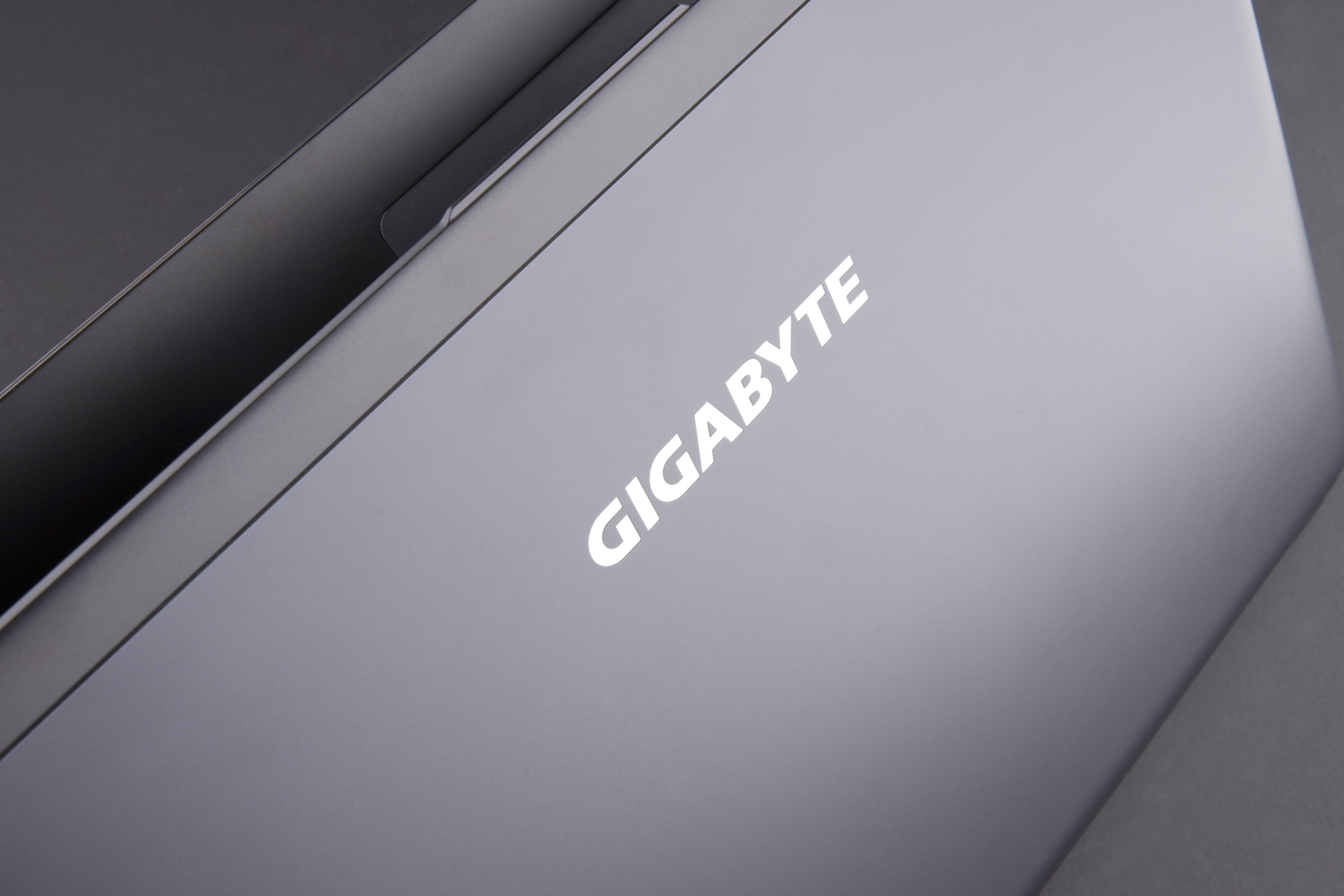 技嘉發表新一代輕薄電競戰機 P34G、P35W - 巴哈姆特
