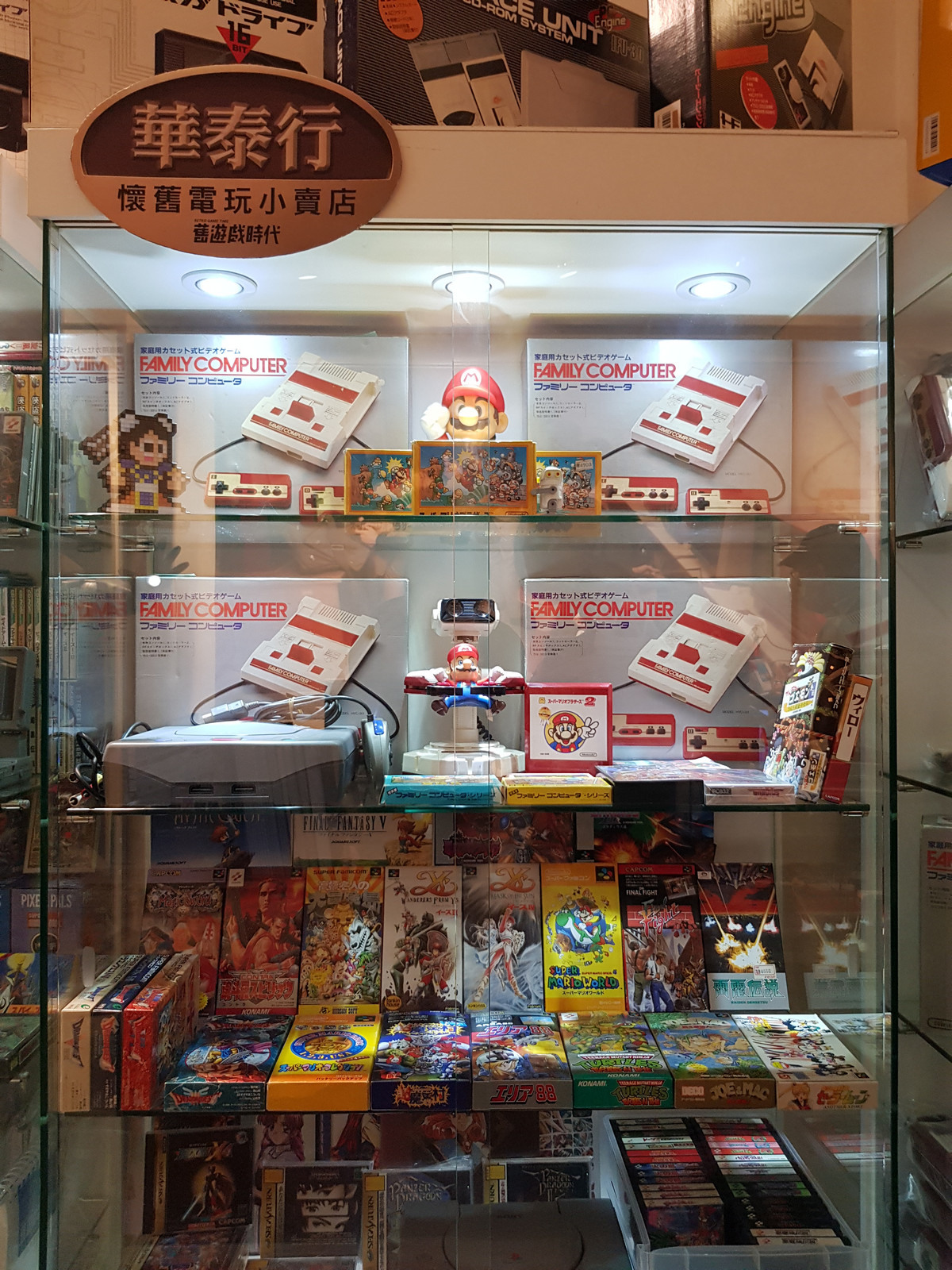 現場提供翻新任天堂紅白機與各種遊戲卡匣販售 image